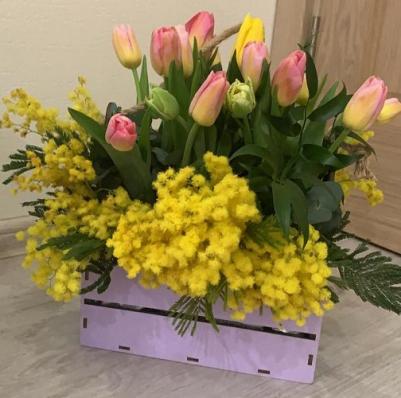 Тюльпаны в сиреневом ящике