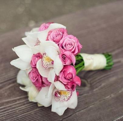 Свадебный букет из белых орхидей и розовых роз