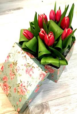 Тюльпаны в оригинальной коробке