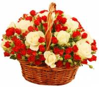 Цветы в корзине из красных и белых роз
