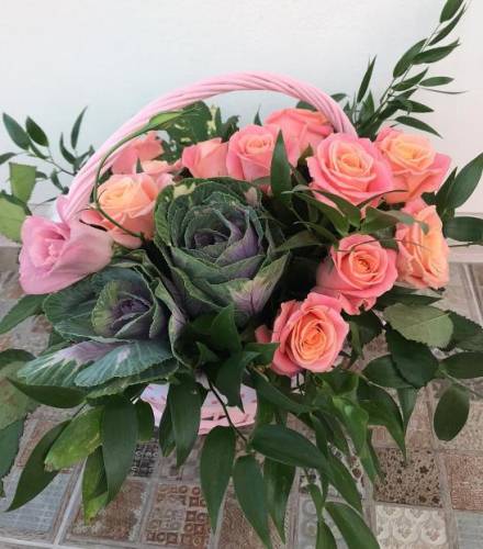 Цветы в корзине с розой и брассикой